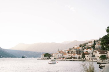 Gezi teknesi Perast sahilinin açıklarında denize demirlemiş durumda. Karadağ. Yüksek kalite fotoğraf