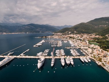 Yatlar Porto tatil köyünün rıhtımlarına demirlenmiş. Karadağ. Drone. Yüksek kalite fotoğraf