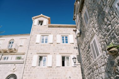Tavan arası ve açık panjurları olan antik taş köşeli ev. Yüksek kalite fotoğraf