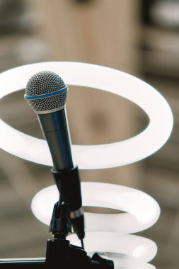 Mikrofon, yuvarlak lambaların arka planında duruyor. Yüksek kalite fotoğraf
