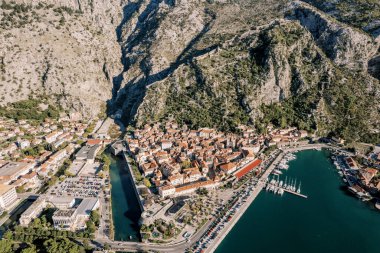 Deniz kıyısında dar kanalları olan eski Kotor kasabası. Karadağ. Hava görüntüsü. Yüksek kalite fotoğraf