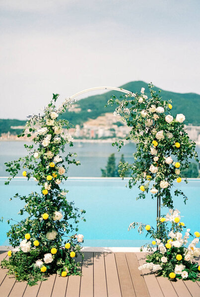Wedding arch stands on the shore of the pool. High quality photo — Stock Image Wedding Arch Stands Shore Pool High Quality Photo Stock Image
