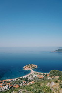 Dağdan bataklığa, oradan da Sveti Stefan adasına bakın. Karadağ. Yüksek kalite fotoğraf