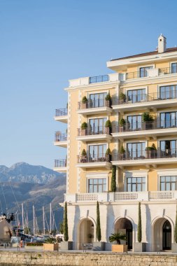 Teraslarında yeşil saksıları olan bir otel naibi. Porto, Karadağ. Yüksek kalite fotoğraf