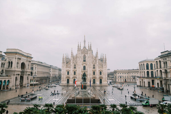 Equestrian statue of King Vittorio Emanuele II in the square in front of the Duomo cathedral. Milan, Italy. High quality photo — Stock Image Equestrian Statue King Vittorio Emanuele Square Front Duomo Cathedral Milan Stock Picture