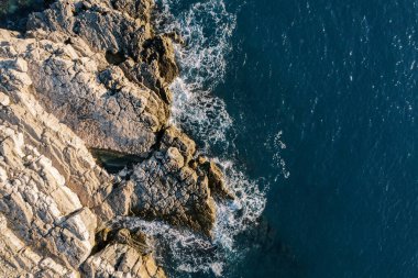 Deniz dalgaları sarp kayalıklara yuvarlanıyor. Drone. Yüksek kalite fotoğraf