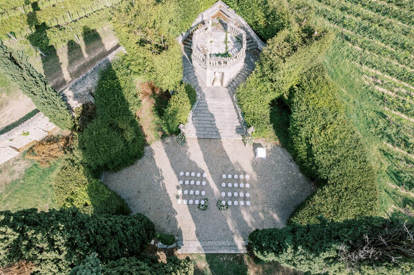 Chairs are placed on a platform in the green garden in front of the steps to the observation deck with sculptures. Drone. High quality photo — Stock Image Chairs Placed Platform Green Garden Front Steps Observation Deck Sculptures Stock Photo