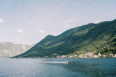 Yeşil dağ kıyısındaki körfez boyunca tatil köyleri olan yat yelkenleri. Yüksek kalite fotoğraf