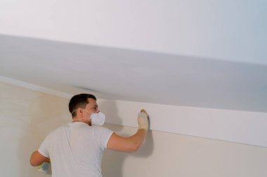 Dezenfektan tavanın altındaki duvarları süngerle yıkıyor. Yüksek kalite fotoğraf