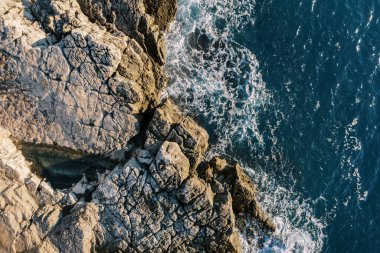 Mavi deniz kayalık kıyıya yuvarlanıyor. Üst Manzara. Yüksek kalite fotoğraf