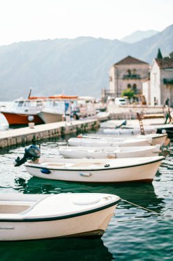Balıkçı tekneleri eski kasabanın rıhtımına demirlemiş durumda. Perast, Karadağ. Yüksek kalite fotoğraf