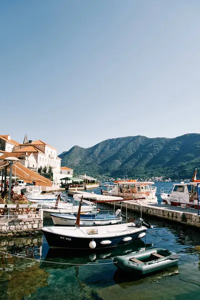 Küçük balıkçı tekneleri antik kasabanın rıhtımına demirlediler. Perast, Karadağ. Yüksek kalite fotoğraf