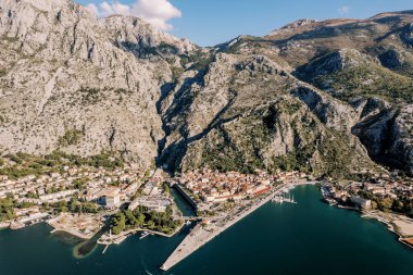 Deniz kıyısındaki dağların eteklerinde kanalları olan antik tatil köyü. Kotor, Karadağ. Drone. Yüksek kalite fotoğraf