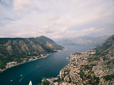 Kotor Körfezi kıyısında, dağların eteklerinde antik kasabalar var. Karadağ. Drone. Yüksek kalite fotoğraf