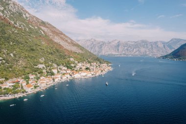 Kotor Körfezi kıyısındaki yeşil dağların eteğindeki antik tatil köyü Perast. Karadağ. Drone. Yüksek kalite fotoğraf