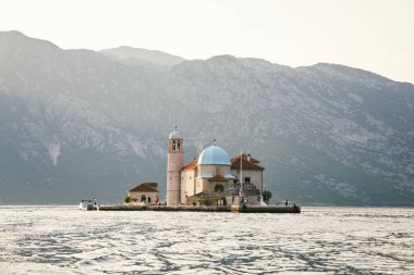 Gospa od Skrpjela adasındaki Kayalıklardaki Antik Taş Kilisesi. Karadağ. Yüksek kalite fotoğraf