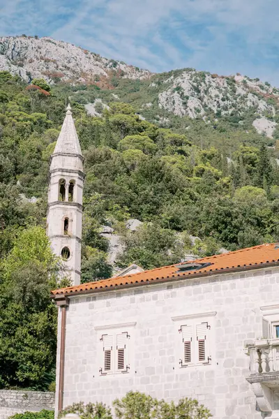 Yeşil dağların eteğinde, Meryem Ana 'nın Roma Katolik Kilisesi. Perast, Karadağ. Yüksek kalite fotoğraf