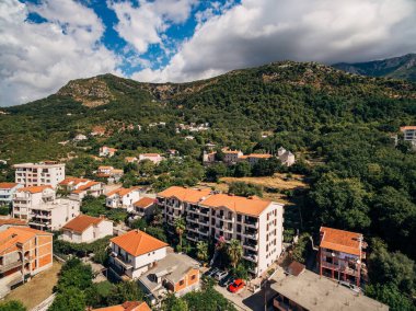 Yeşil dağların eteklerinde terasları olan çok katlı oteller. Drone. Yüksek kalite fotoğraf