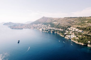 Büyük yolcu gemisi Dubrovnik kıyılarını geçerek denizde yelken açıyor. Hırvatistan. Drone. Yüksek kalite fotoğraf