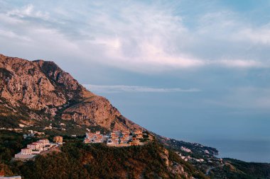 Sveti Stefan adasının üstündeki dağdaki Rus köyü. Karadağ. Yüksek kalite fotoğraf