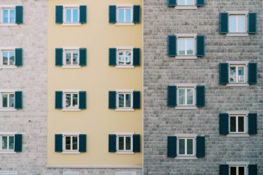 Beyaz pencereli yeşil panjurlu binaların çok renkli cepheleri. Yüksek kalite fotoğraf