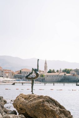 Budva kıyısındaki bir kayanın üzerinde dans eden bir kızın heykeli. Karadağ. Yüksek kalite fotoğraf