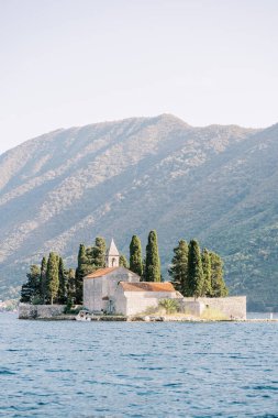 Kotor Körfezi 'ndeki Aziz George adasındaki manastır. Karadağ. Yüksek kalite fotoğraf