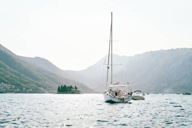 Yelkenli yatı Kotor Körfezi boyunca St. George adasına gider. Karadağ. Yüksek kalite fotoğraf