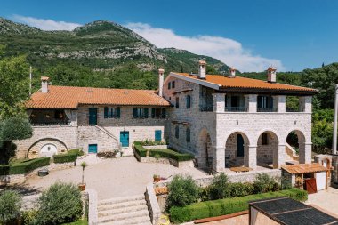 Talici Hill Oteli 'nin dağlardaki yeşil bir bahçesindeki antik taş villa. Sutomore, Karadağ. Yüksek kalite fotoğraf