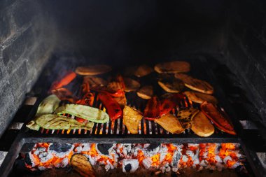 Dilimlenmiş kabak, balkabağı ve biber fırında ızgarada kızartılır. Yüksek kalite fotoğraf