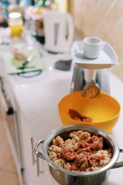 Elektrikli et öğütücüsünün yanındaki masada bir tencerede kıyma. Yüksek kalite fotoğraf
