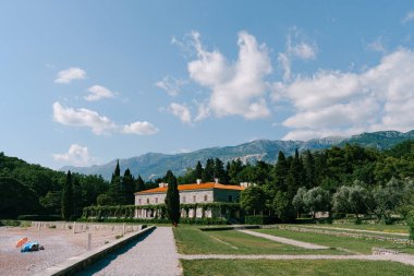 Dağların eteğindeki Villa Milocer yakınlarındaki bahçede bakımlı patika. Karadağ. Yüksek kalite fotoğraf