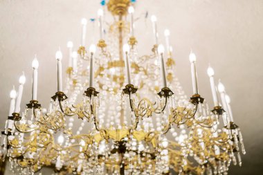 Tavandan sarkan kristal kolyeleri ve mum lambaları olan antika avize. Yüksek kalite fotoğraf