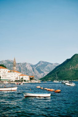 Küçük tekneler Perast sahilindeki kırmızı şamandıralara demirlediler. Karadağ. Yüksek kalite fotoğraf