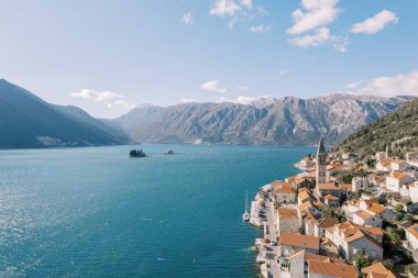Perast sahilinin karşısındaki Kotor Körfezi adaları ve Aziz Niklas Kilisesi çan kulesi. Karadağ. Drone. Yüksek kalite fotoğraf