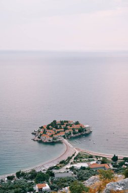 Gün batımında Kotor Körfezi 'ndeki Sveti Stefan adası. Karadağ. Drone. Yüksek kalite fotoğraf
