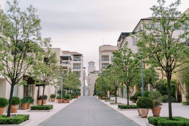 Yeşil ağaçları ve renkli evleri olan geniş yaya caddesini temizleyin. Yüksek kalite fotoğraf