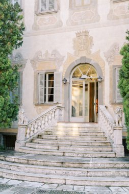 Antik Villa Kantonu 'nun kemerli girişine doğru bir balyoz ile taş adımlar. Bergamo, İtalya. Yüksek kalite fotoğraf