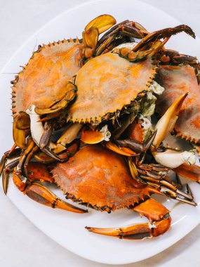 Kırmızı haşlanmış yengeçler masanın üzerinde bir tabakta yatıyor. Yüksek kalite fotoğraf