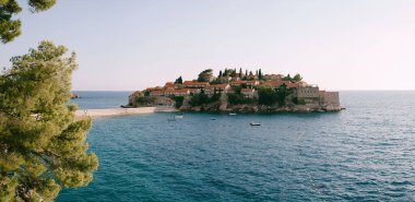Sahilden Kotor Körfezi 'ndeki Sveti Stefan adasına bak. Karadağ. Yüksek kalite fotoğraf