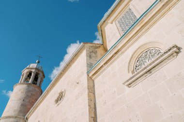 Eski bir taş tapınağın camlarında dövülmüş parmaklıkları açın. Yüksek kalite fotoğraf