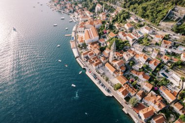 Tekneler kırmızı çatıları olan antik bir kasabanın kıyısında demirli. Perast, Karadağ. Drone. Yüksek kalite fotoğraf