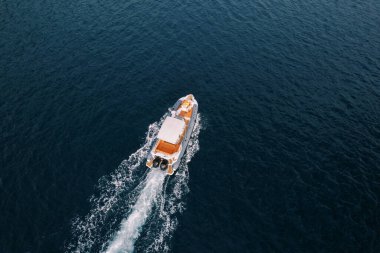 Motorlu yat denizde beyaz köpüklü bir iz bırakıyor. Drone. Yüksek kalite fotoğraf