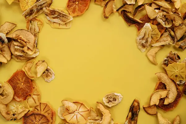 Sarı arka planda meyveli cipslerin yuvarlak süsü. Yüksek kalite fotoğraf