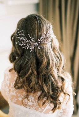 Gelin saç stilinde taşlı saç tokası. Arkadan bak. Yüksek kalite fotoğraf