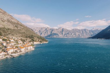 Eski taş evleri olan antik Perast kasabasının kıyısında. Karadağ. Drone. Yüksek kalite fotoğraf