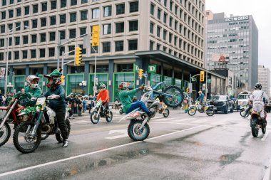 Heyecanlı motosiklet dublörleri şehir sokaklarında inanılmaz yetenekler sergiliyor.