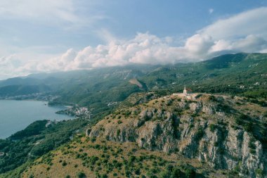 Dağın tepesindeki St. Sava Kilisesi yeşil bir dağ silsilesiyle çevrilidir. Karadağ. Drone. Yüksek kalite fotoğraf