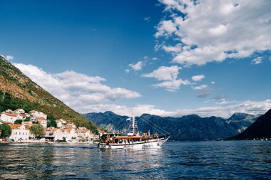 Yelkenli Perast sahilinden denize açılıyor. Karadağ. Yüksek kalite fotoğraf