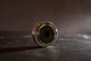 Kamera için Sony 18-55 mm siyah bir masanın üzerinde duruyor. Yüksek kalite fotoğraf